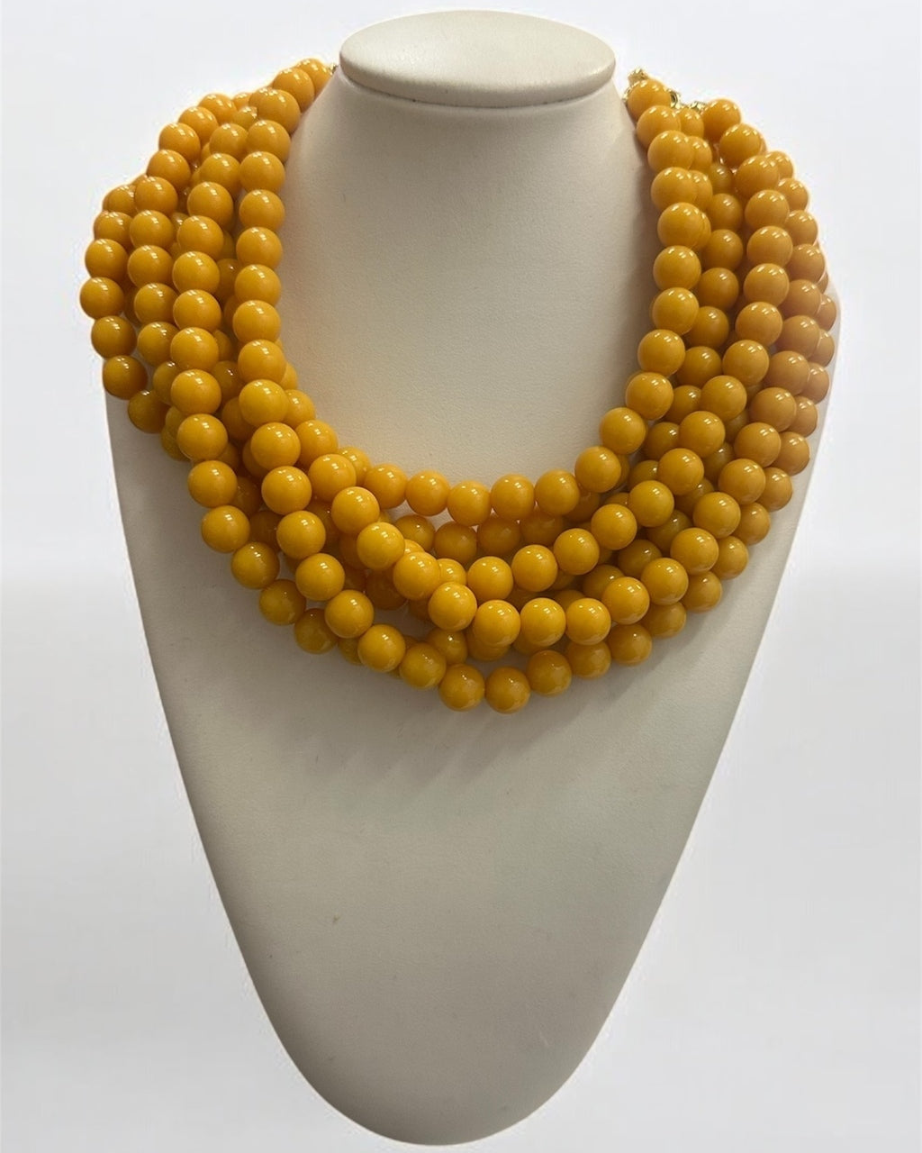Colar de miçangas mostarda em camadas, com fecho dourado