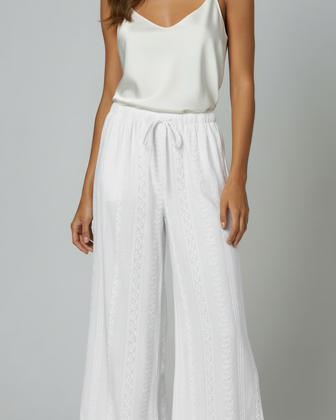 Calça pantalona off-white com cós elástico e acabamento bordado na lateral