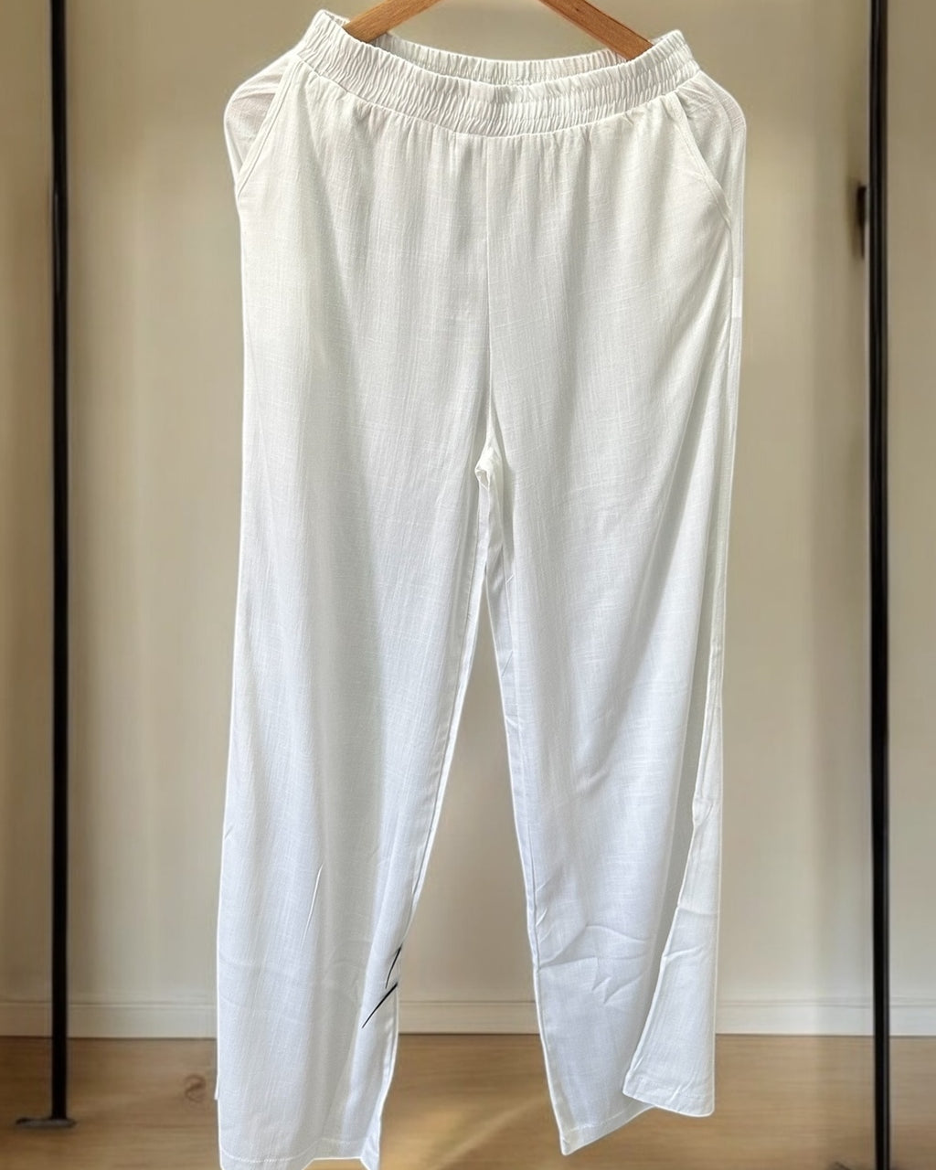 Calça branca com cós franzido e acabamento reto na barra