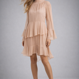 Vestido bata caramelo com gola franzida e babados sobrepostos na saia