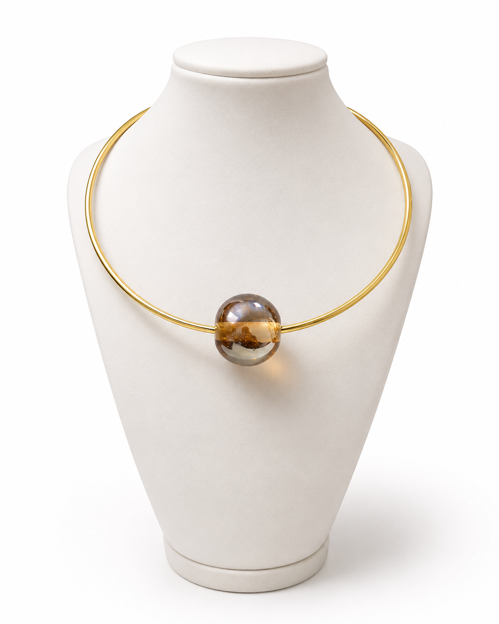 Colar com fio dourado e pingente esférico âmbar translúcido