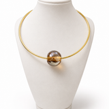 Colar com fio dourado e pingente esférico âmbar translúcido