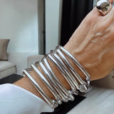Pulseira de metal prateado com elos em formato retangular