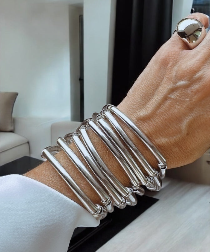 Pulseira de metal prateado com elos em formato retangular