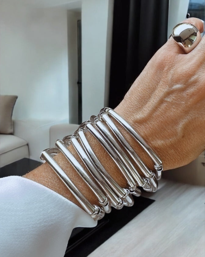 Pulseira de metal prateado com elos em formato retangular