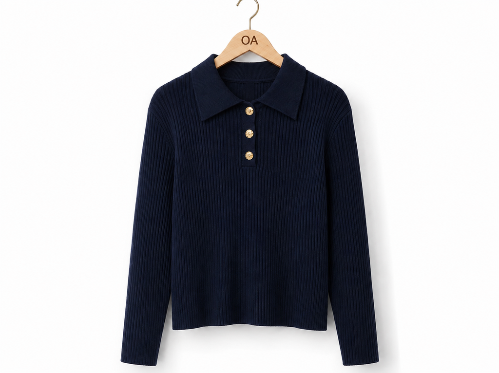 Blusa polo de tricot azul-marinho, gola e botões dourados frontais, manga longa