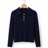 Blusa polo de tricot azul-marinho, gola e botões dourados frontais, manga longa
