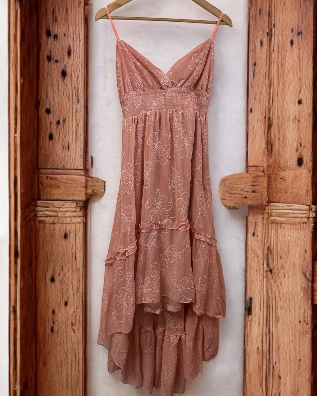 Vestido rosa antigo de alças finas, decote V, saia longa com camadas e babados