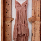Vestido rosa antigo de alças finas, decote V, saia longa com camadas e babados