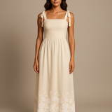 Vestido longo creme com alças e decote quadrado, saia com faixa franzida