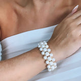 Pulseira Martina de pérolas brancas em camadas, com fecho ajustável