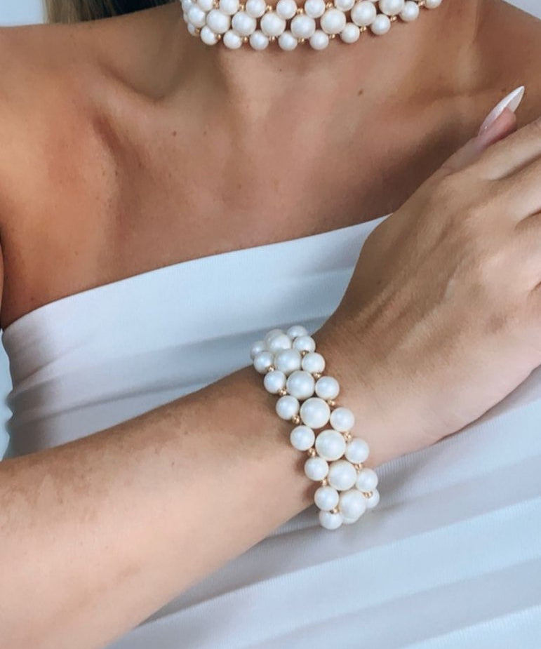Pulseira Martina de pérolas brancas em camadas, com fecho ajustável