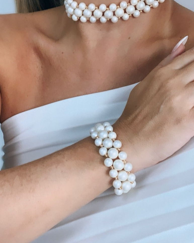 Pulseira Martina de pérolas brancas em camadas, com fecho ajustável