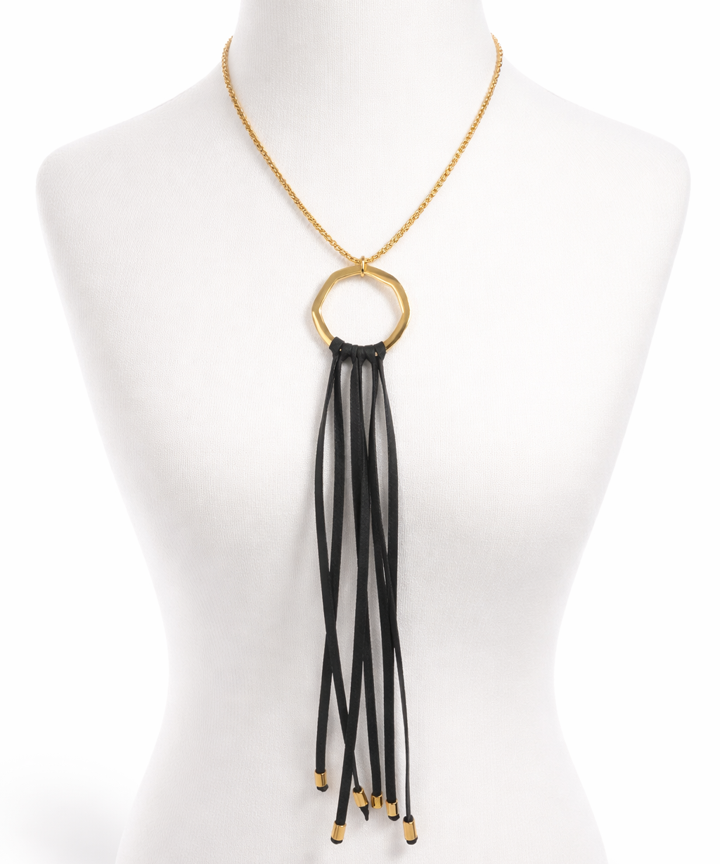 Colar dourado com pingente de argola preta e franjas longas com ponteiras douradas