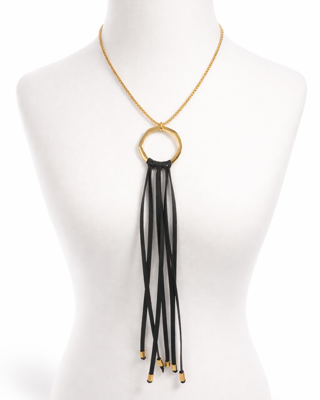 Colar dourado com pingente de argola preta e franjas longas com ponteiras douradas