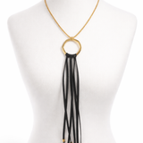 Colar dourado com pingente de argola preta e franjas longas com ponteiras douradas