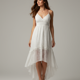 Vestido off-white de alças finas e decote V, saia assimétrica em camadas