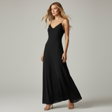 Vestido longo preto com alças finas e decote em V, saia rodada em A