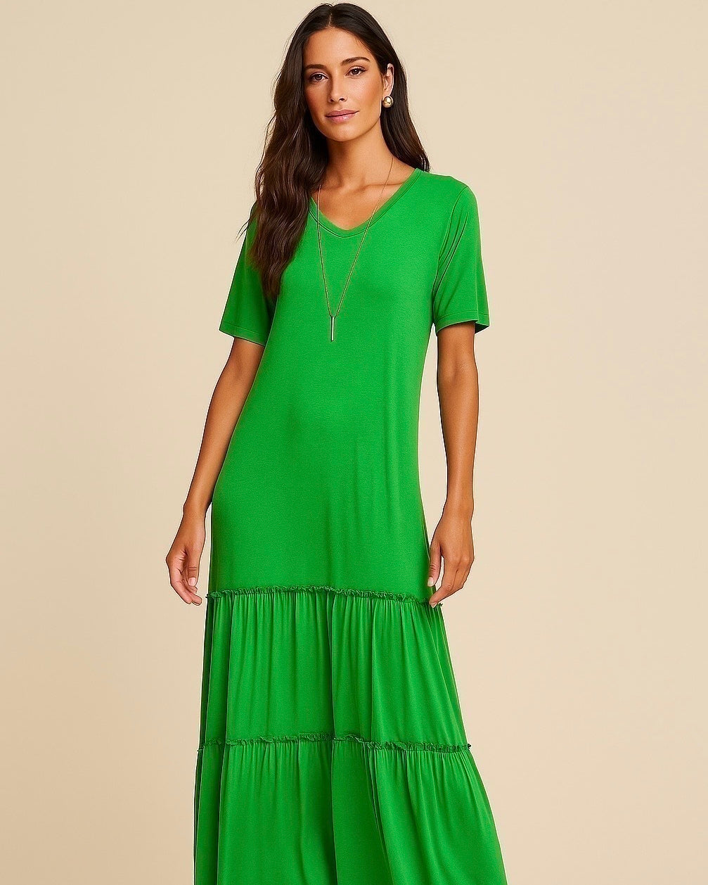 Vestido longo verde com decote V, manga curta e babados em camadas na barra