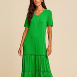 Vestido longo verde com decote V, manga curta e babados em camadas na barra
