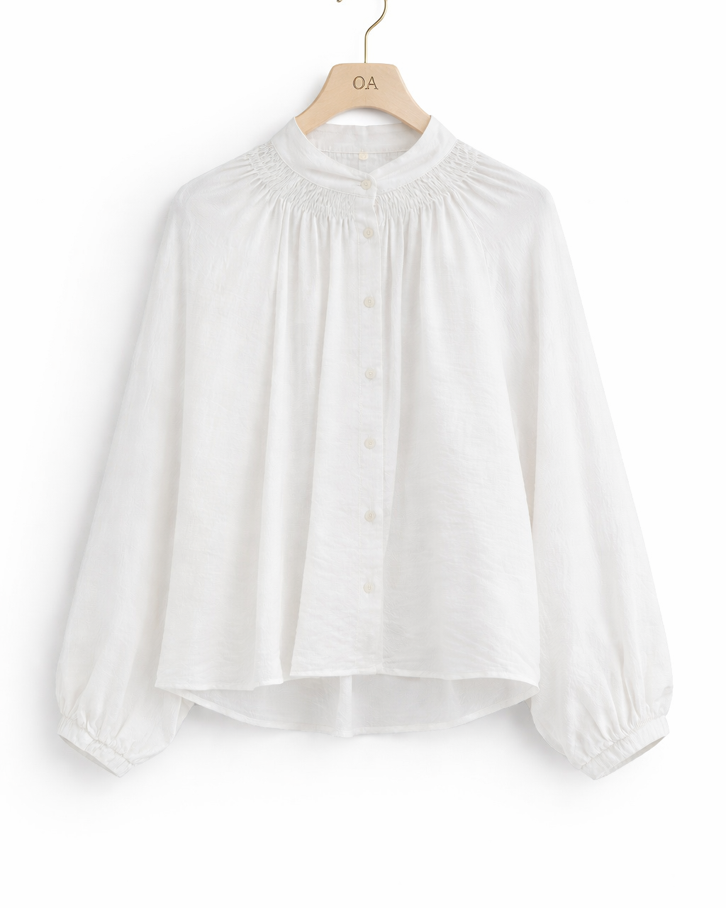 Blusa branca off-white de tecido leve, frente abotoada e gola franzida