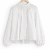 Blusa branca off-white de tecido leve, frente abotoada e gola franzida
