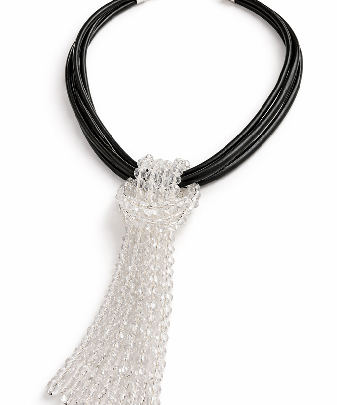 Colar com cordões pretos e pingente longo de cristais transparentes