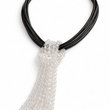 Colar com aro preto e pingente longo de strass transparente em franja