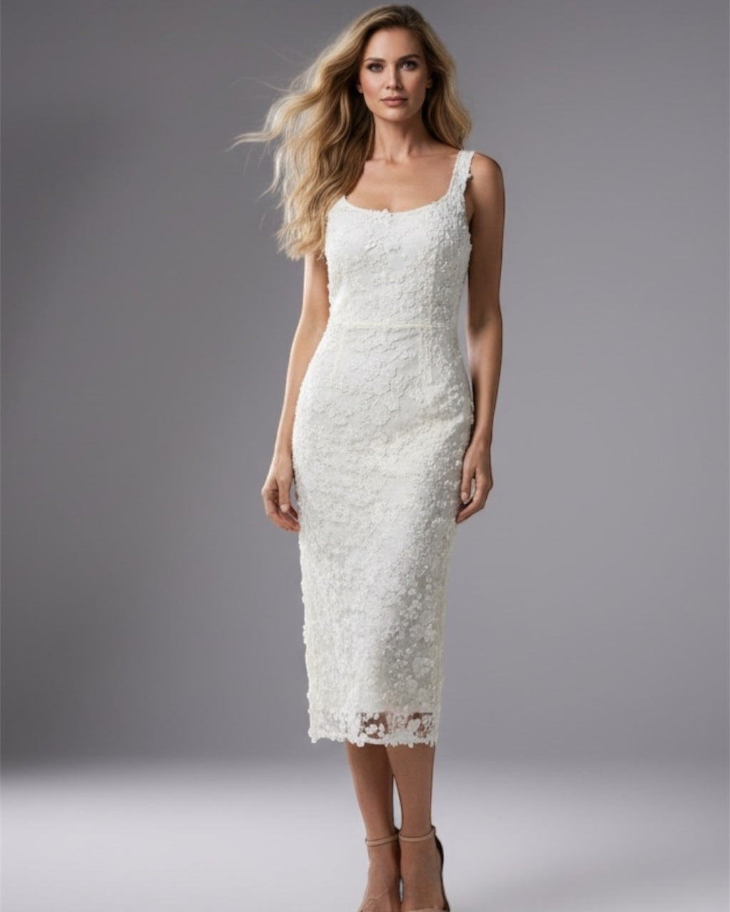 Vestido midi de renda branco com alças finas, decote reto e barra rendada