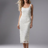 Vestido midi de renda branco com alças finas, decote reto e barra rendada