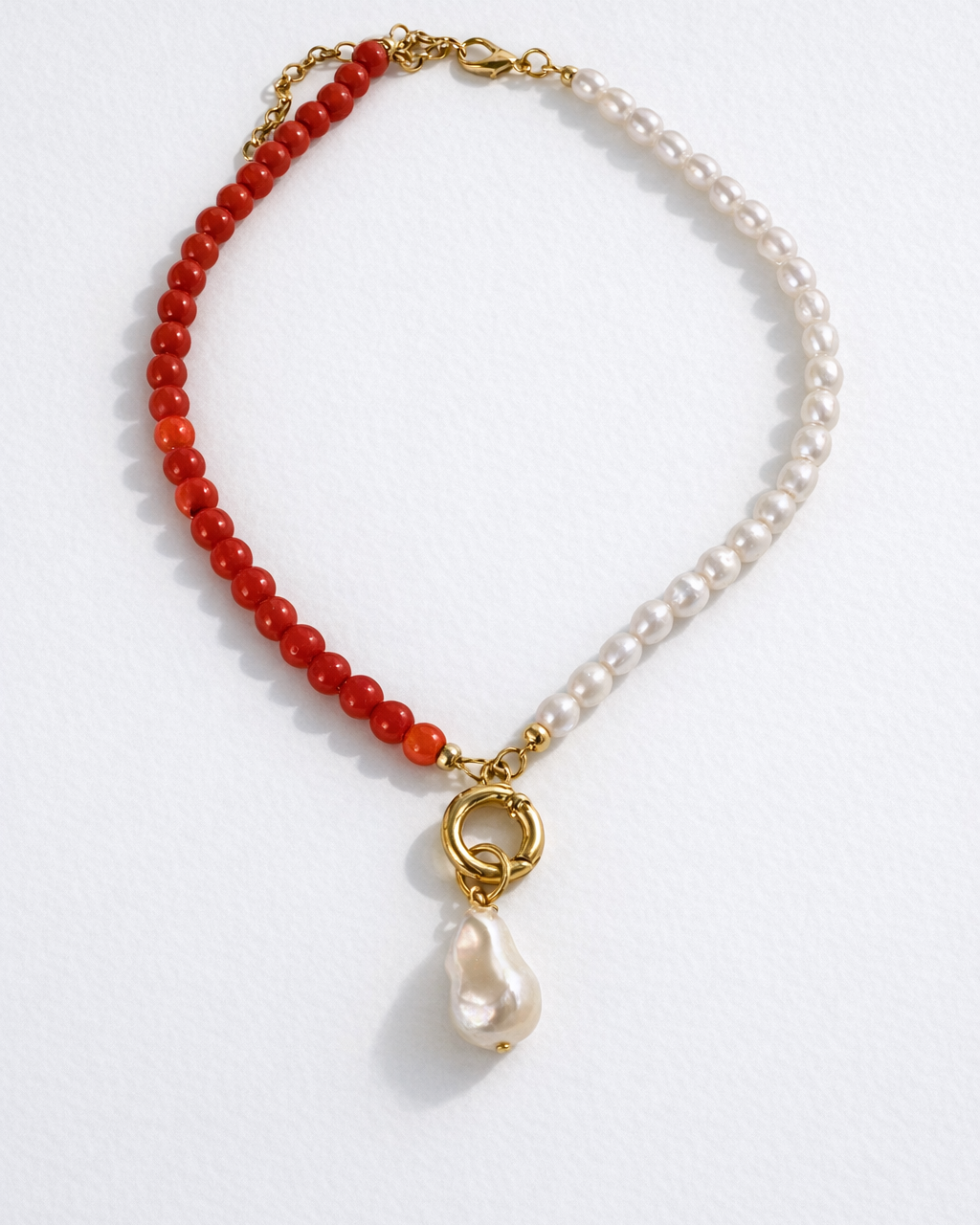 Colar Polly de contas coral e pérolas claras, com pingente dourado e gota de pérola