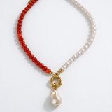 Colar Polly de contas coral e pérolas claras, com pingente dourado e gota de pérola