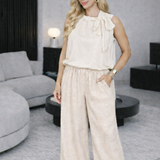 Conjunto Blusa Ana Silvia off-white: blusa com babados nos ombros e calça pantalona clara