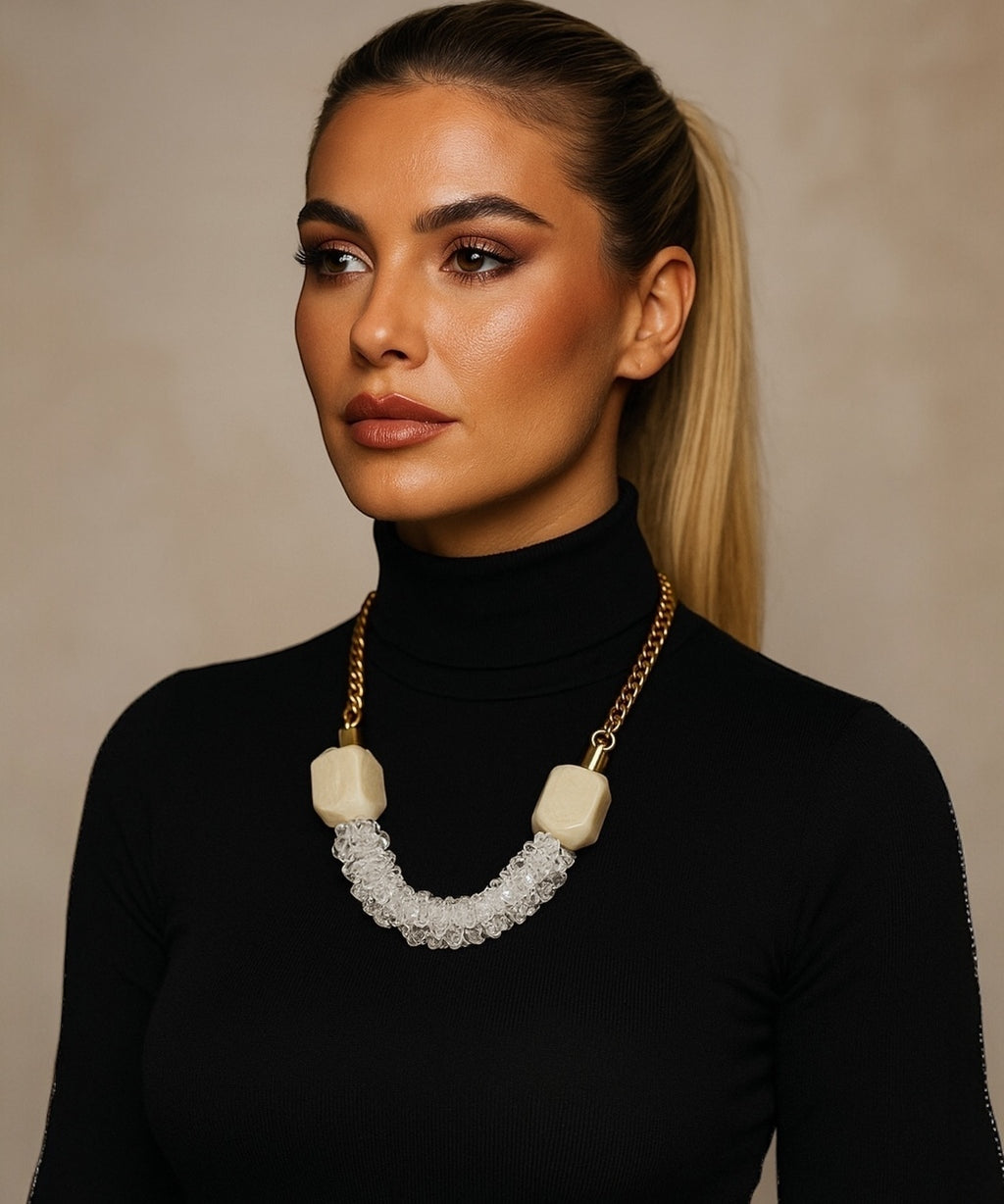 Colar Tefe glam com corrente dourada e pingente branco com detalhe prateado