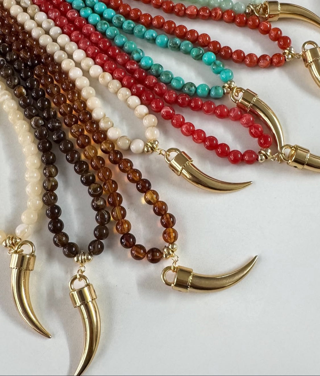 Conjunto de colares de contas com pingente de chifre dourado em várias cores