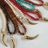 Conjunto de colares de contas com pingente de chifre dourado em várias cores
