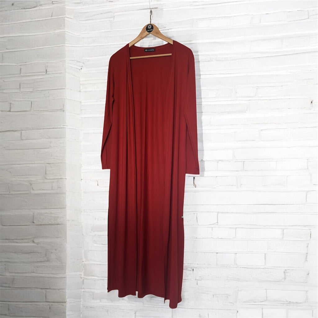 Cardigan longo bordô com decote em V e mangas 3/4, aberto na frente e fluido.