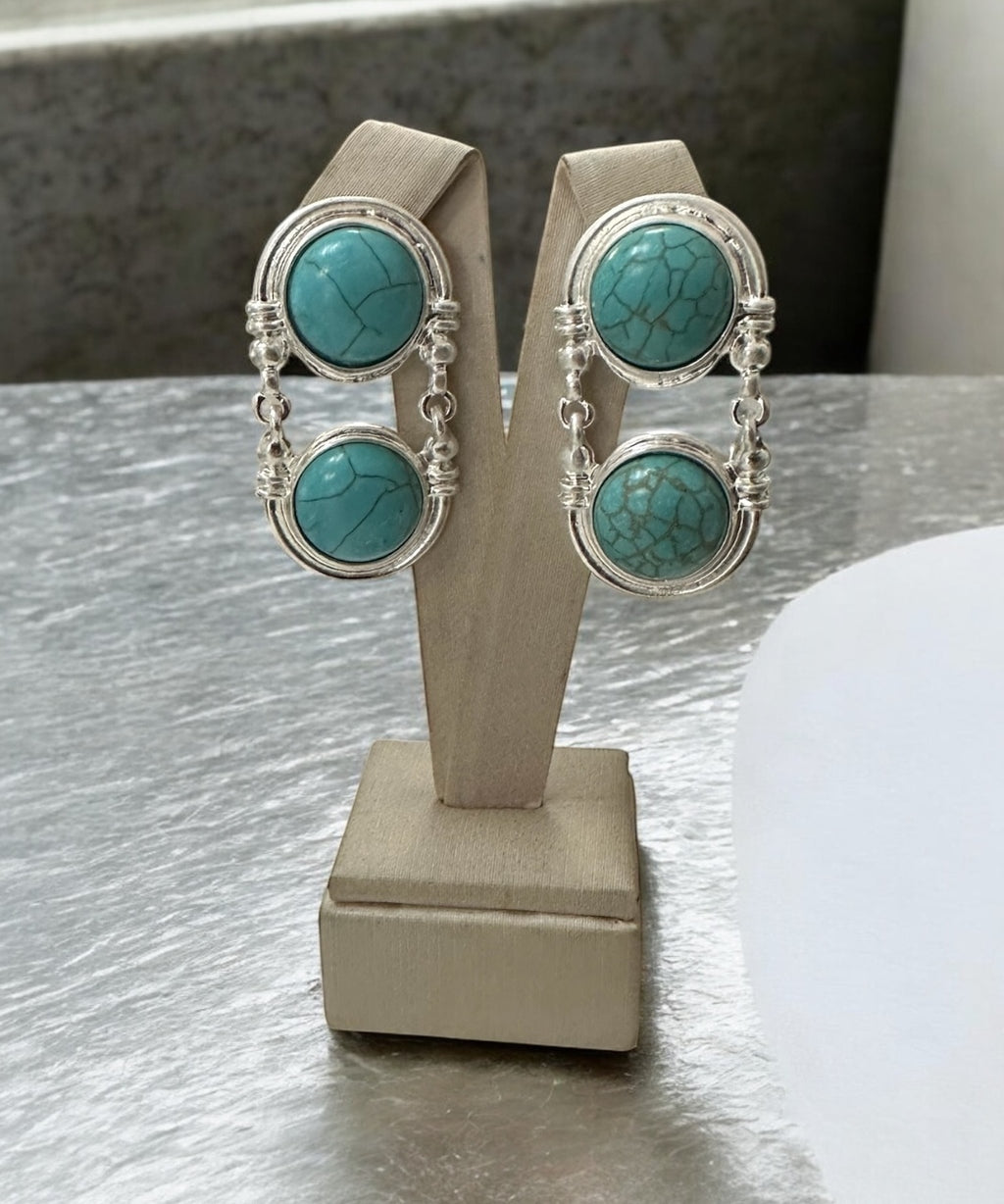 Brinco boho de metal prateado com 3 pedras turquesa ovais, pendente