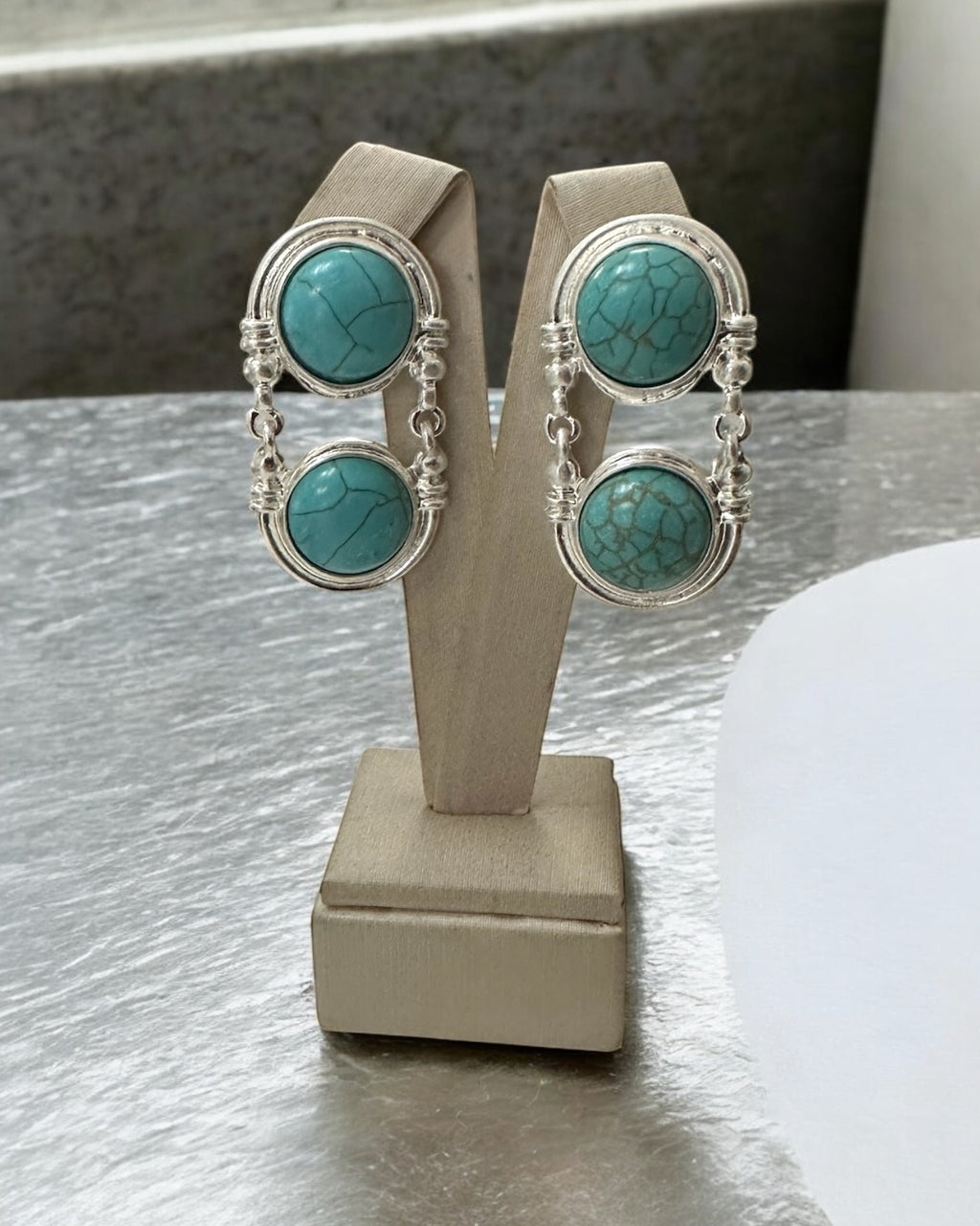 Brinco boho de metal prateado com 3 pedras turquesa ovais, pendente