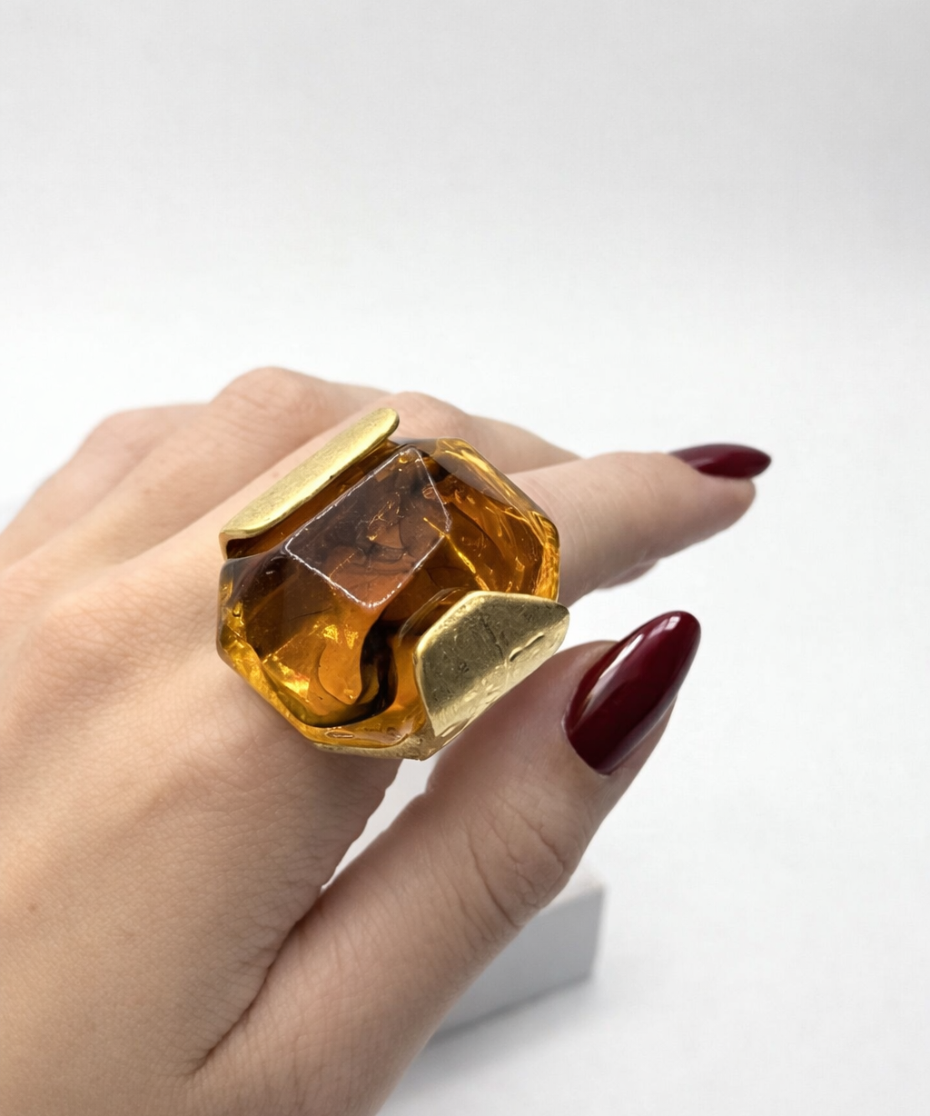 Anel Beta com pedra amarela translúcida e aro dourado quadrado