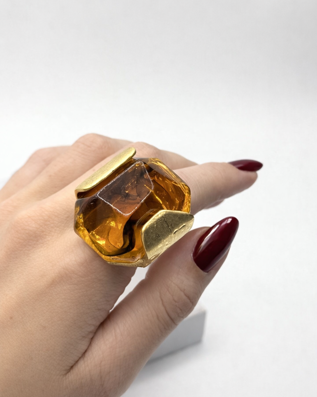 Anel Beta com pedra amarela translúcida e aro dourado quadrado