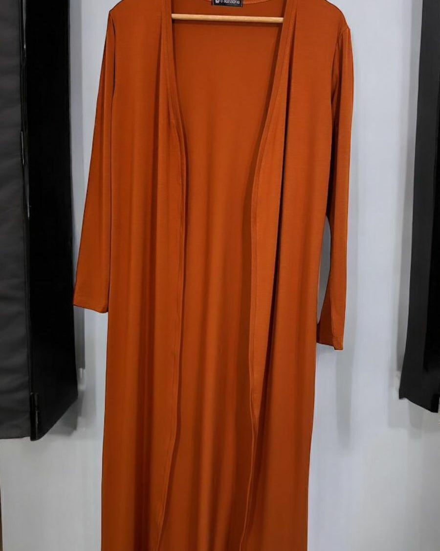 Cardigan longo laranja, mangas três-quartos, frente aberta e decote amplo