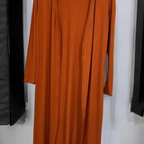 Cardigan longo laranja, mangas três-quartos, frente aberta e decote amplo