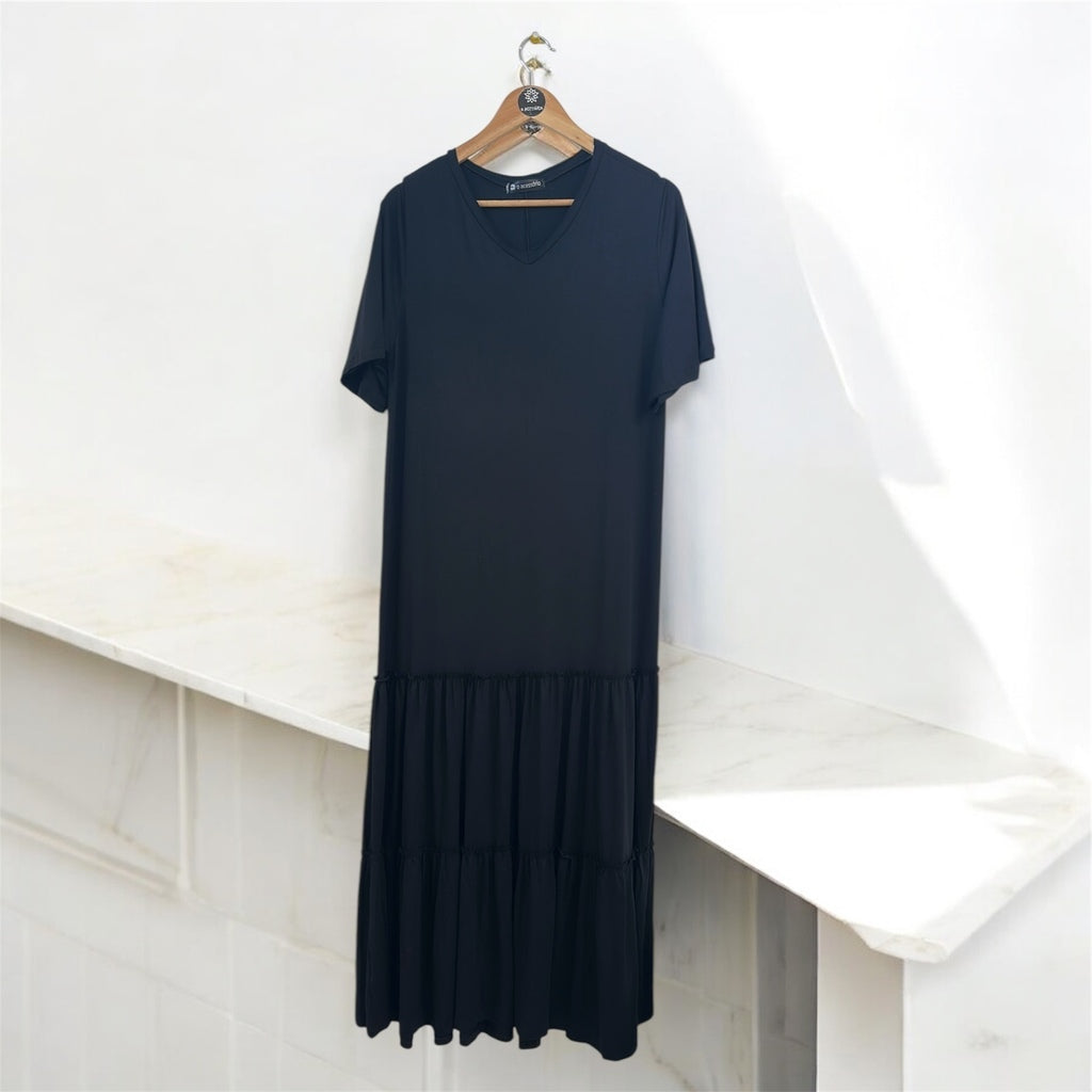 Vestido longo azul-marinho com decote V e babados em camadas na barra, manga curta