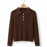 Blusa polo de tricot marrom, gola e botões dourados frontais, acabamento canelado