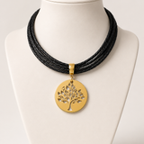 Colar de couro preto com pingente circular dourado da Árvore da Vida