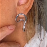 Brinco argola prateada com detalhe pendente curvado