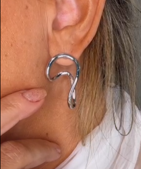 Brinco argola prateada com detalhe pendente curvado