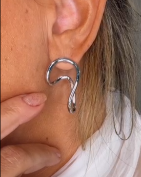 Brinco argola prateada com detalhe pendente curvado
