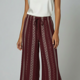 Calça pantalona vinho com estampa vertical e cintura franzida com cordão